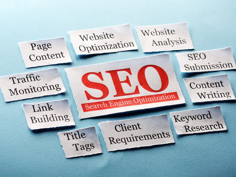 บันทึกการวางแผน SEO จัดเรียงอยู่บนโต๊ะ